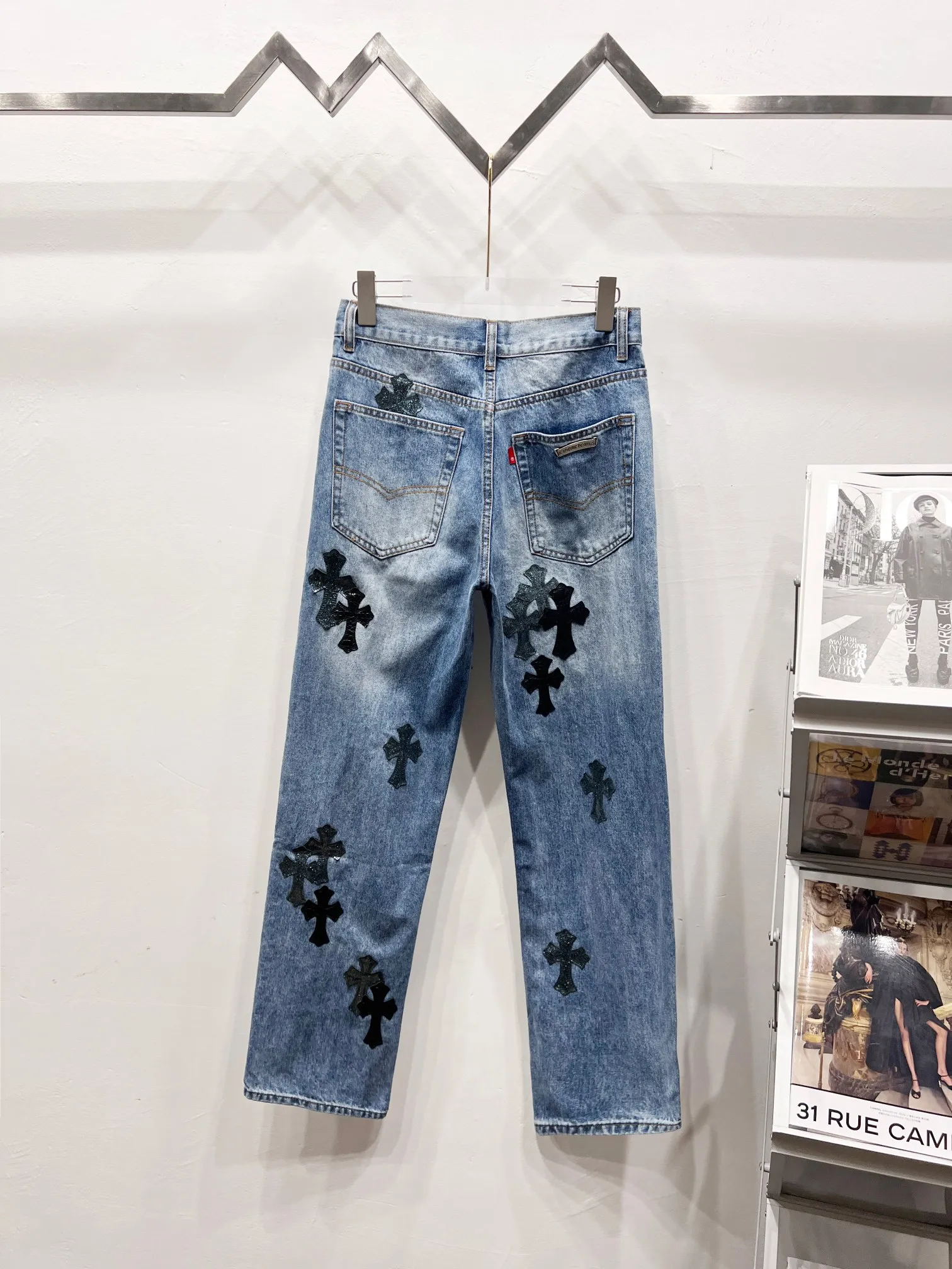 P280 Style No.: (r035) Chrome Hearts & Chrome Hearts Blue Bull Starry Sky Patchwork Leather Cross Jeans - Using starry sky theme patchwork leather elements, mostly presented in the shape of a cross. There is glitter on the surface of the leather, which is dazzling under the light. The unique design has simple and elegant details, exquisite workmanship, the entire trousers are neatly routed, and the details are in place! It’s so cool that both men and women can easily control the genderless trend!  Color: blue Size: S-M-L-XL-XXL